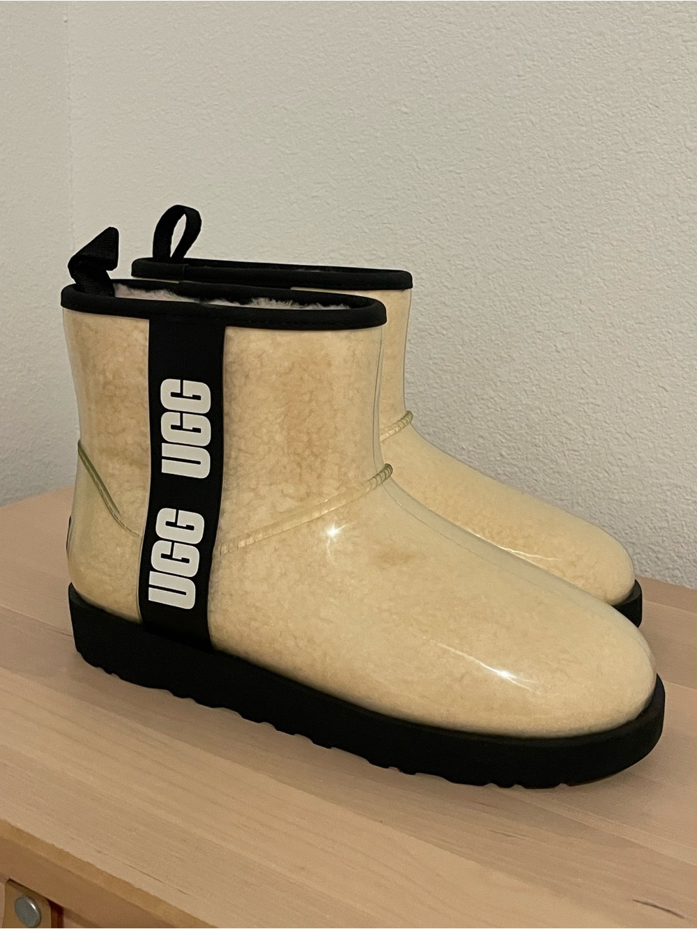 UGG Classic Clear Mini Waterproof Boots Natural Black Women’s US 7 NWT